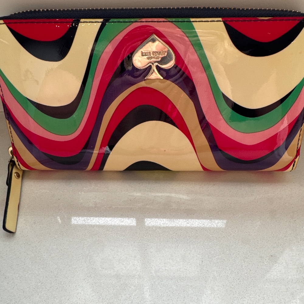 Kate Spade Zippered wallet